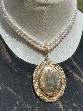 Vintage Sweetheart Locket/Pearl Choker Necklace!